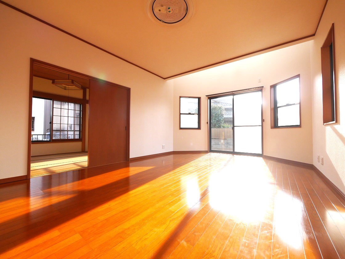 隣り合う和室を開放すれば、ひときわ広々とした空間になるリビングダイニング。