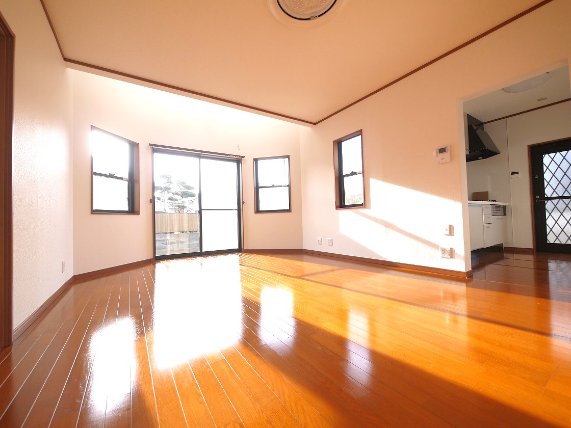 光と風がはいりこむ贅沢なゆとり空間。思わず裸足で歩きたくなるリビングです