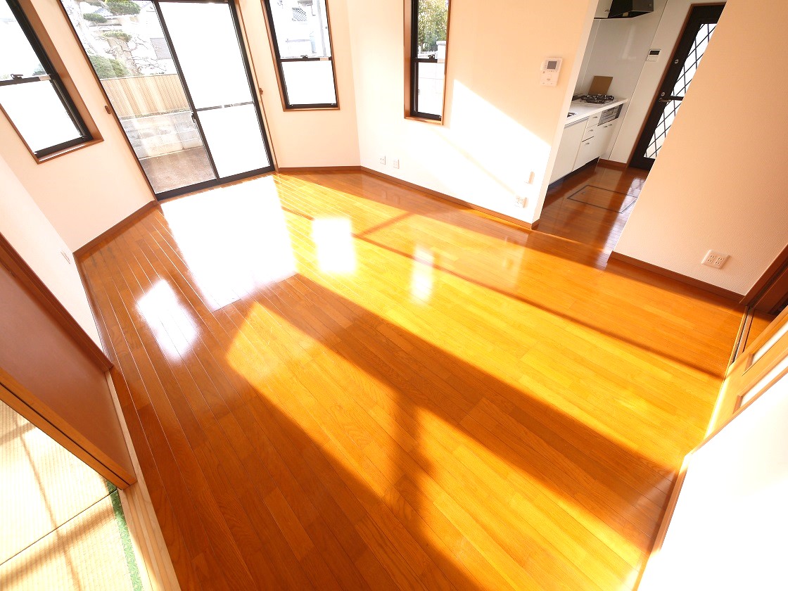 明るく暖かい陽射しがさんさんと降り注ぐリビングです