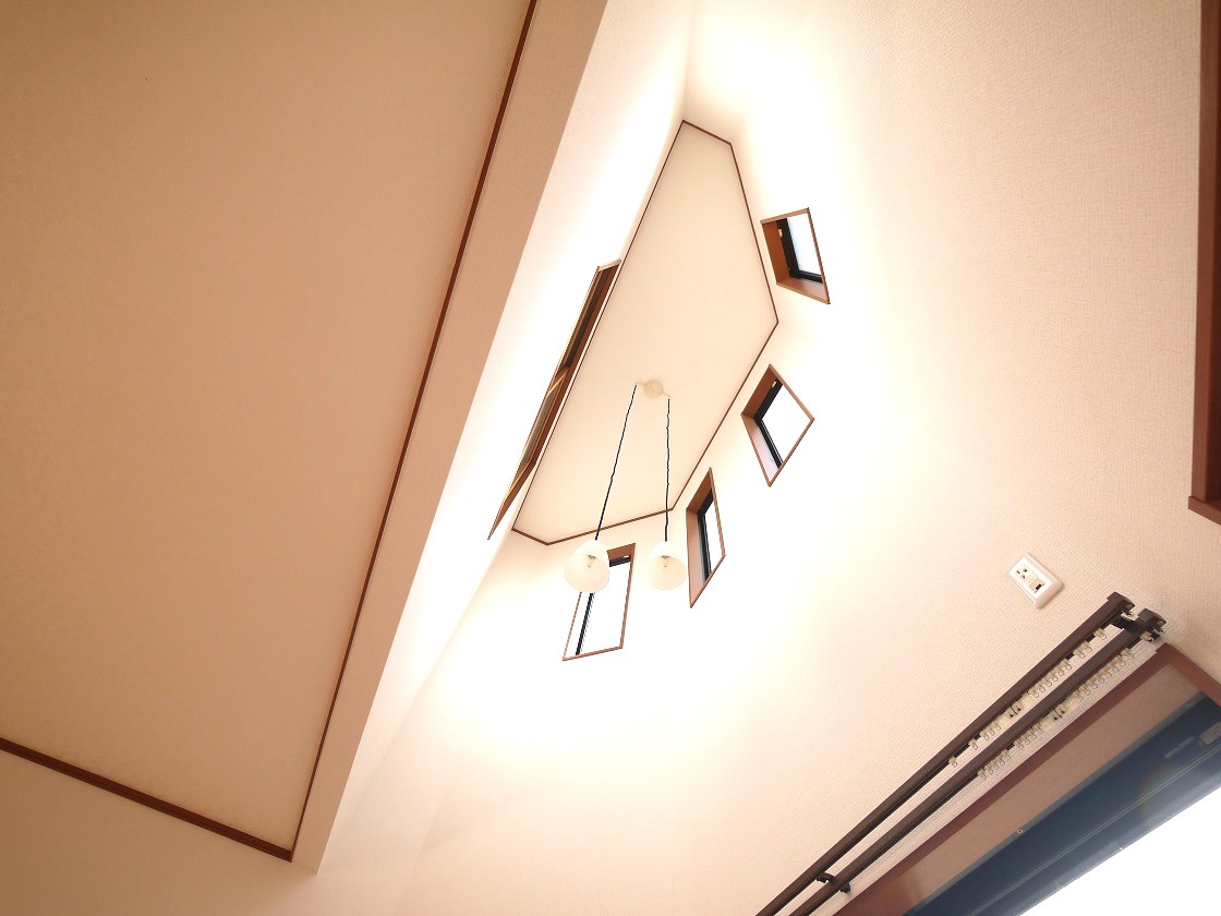 吹抜けのあるリビングはゆとりある空間で明るい陽射しが差込みます