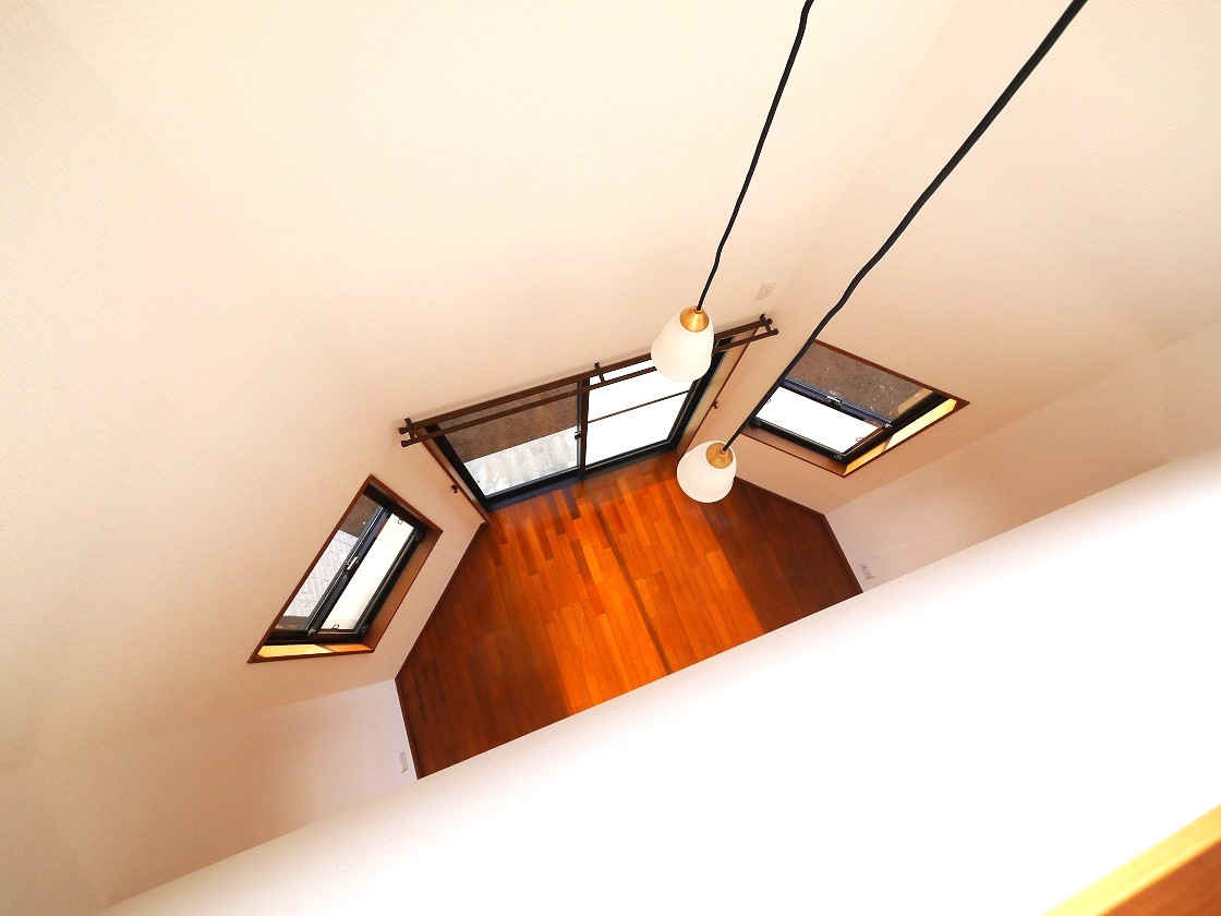 吹き抜けの光りで解放感を感じる生活