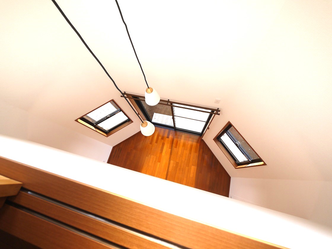 吹抜のある開放感ある広々リビングです