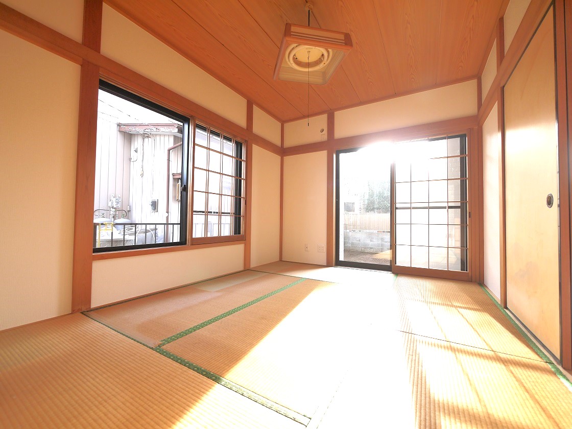 採光の良い6帖の和室はのんびりと寛げる空間です