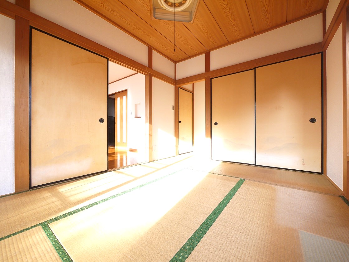 2WAYに使える和室。ふすまを開ければリビングと一体に。閉じれば独立した和室に。お客様の宿泊にも対応できる頼もしい空間です。