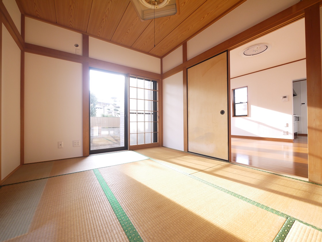 仕切りを開けると家族団らんの開放的空間。閉めれば固有のスペースが作れます