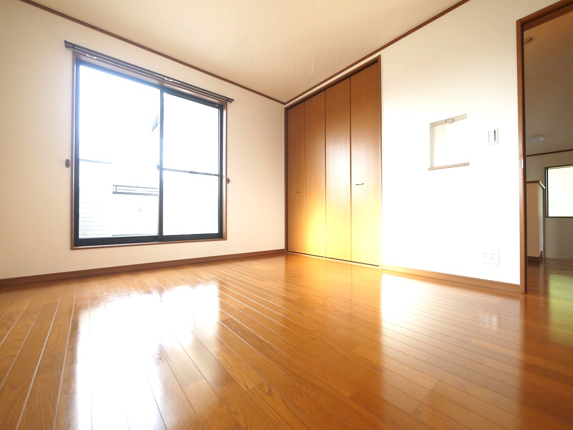 朝日がやさしく差し込む7帖のベッドルームです