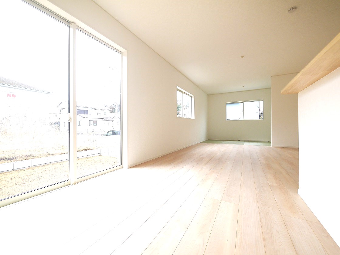 明るい陽差しが降り注ぐリビング ゆとりあふれる室内空間が心地よい暮らしを実現