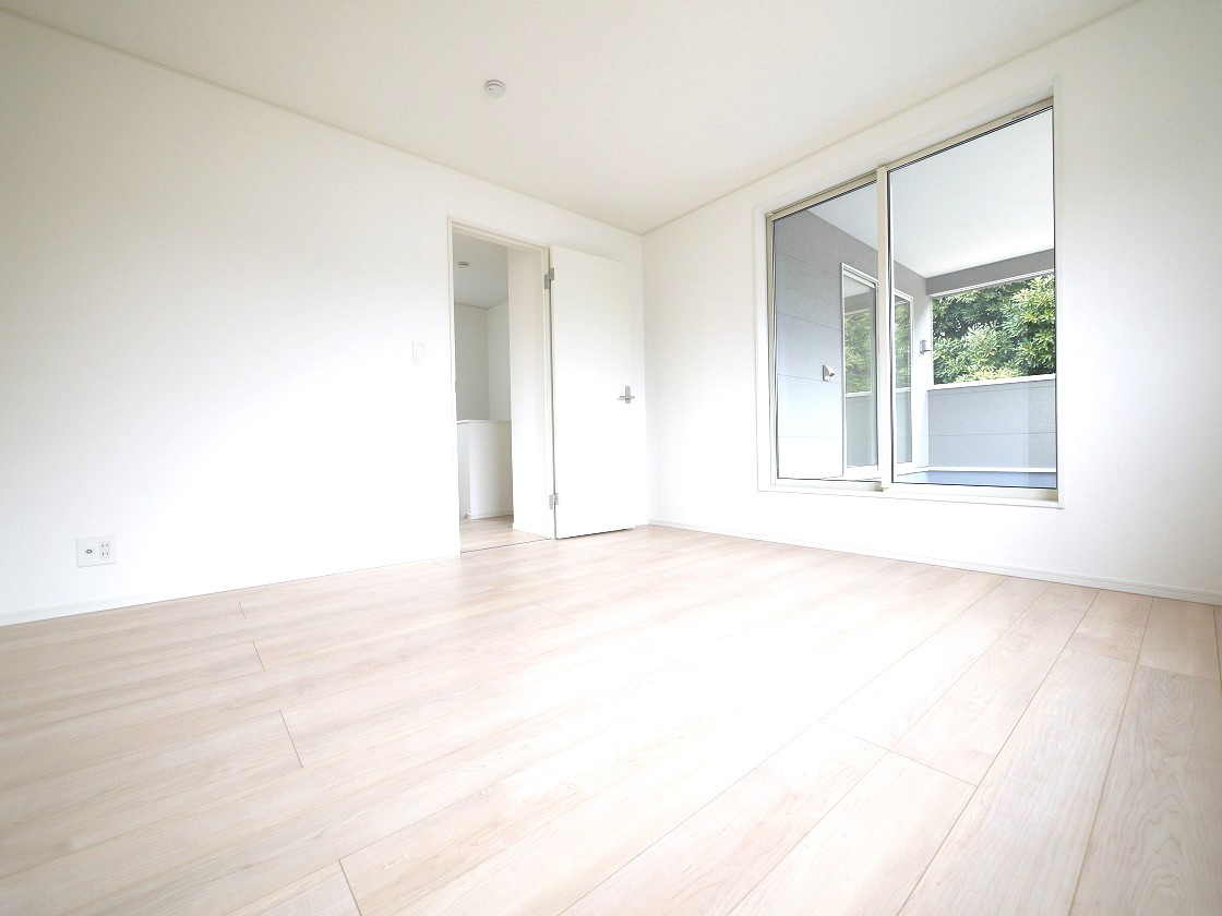 寛ぎの時間を紡ぎだす8帖の主寝室。大型ベッドを置いても余裕があります