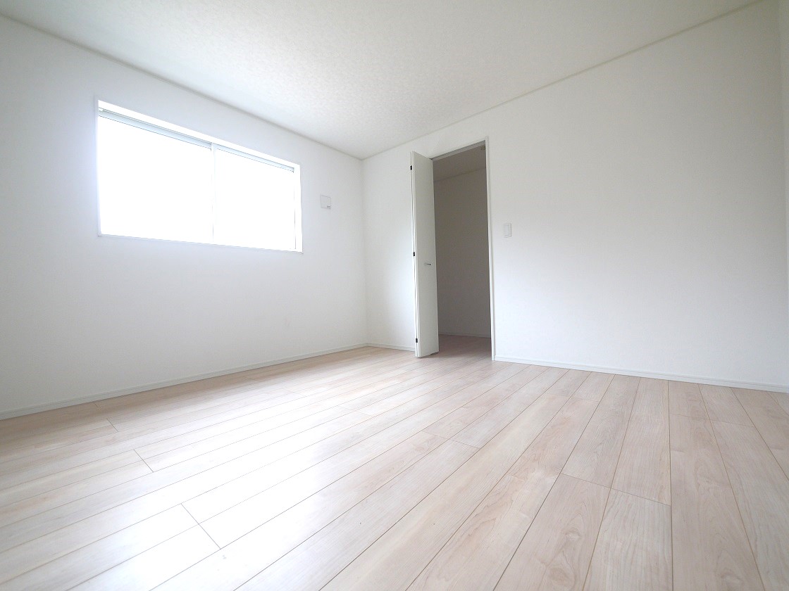 朝日がやさしく差し込む8帖のベッドルームにはウォークインクローゼットをご用意。