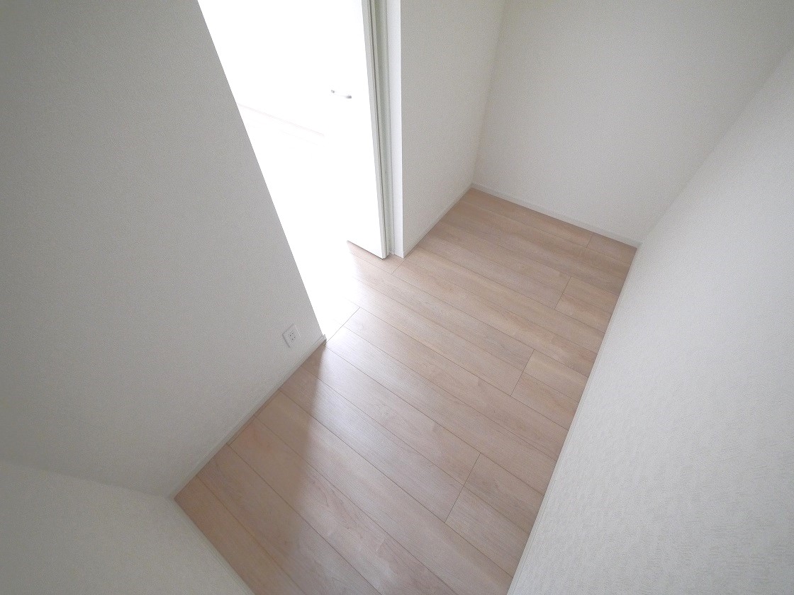 たっぷりの収納力を備えた寝室のウォ−クインクローゼット