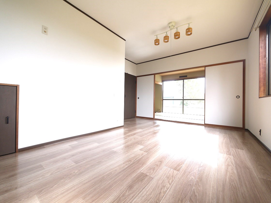 隣り合う和室を開放すれば、ひときわ広々とした空間になるリビングダイニング。