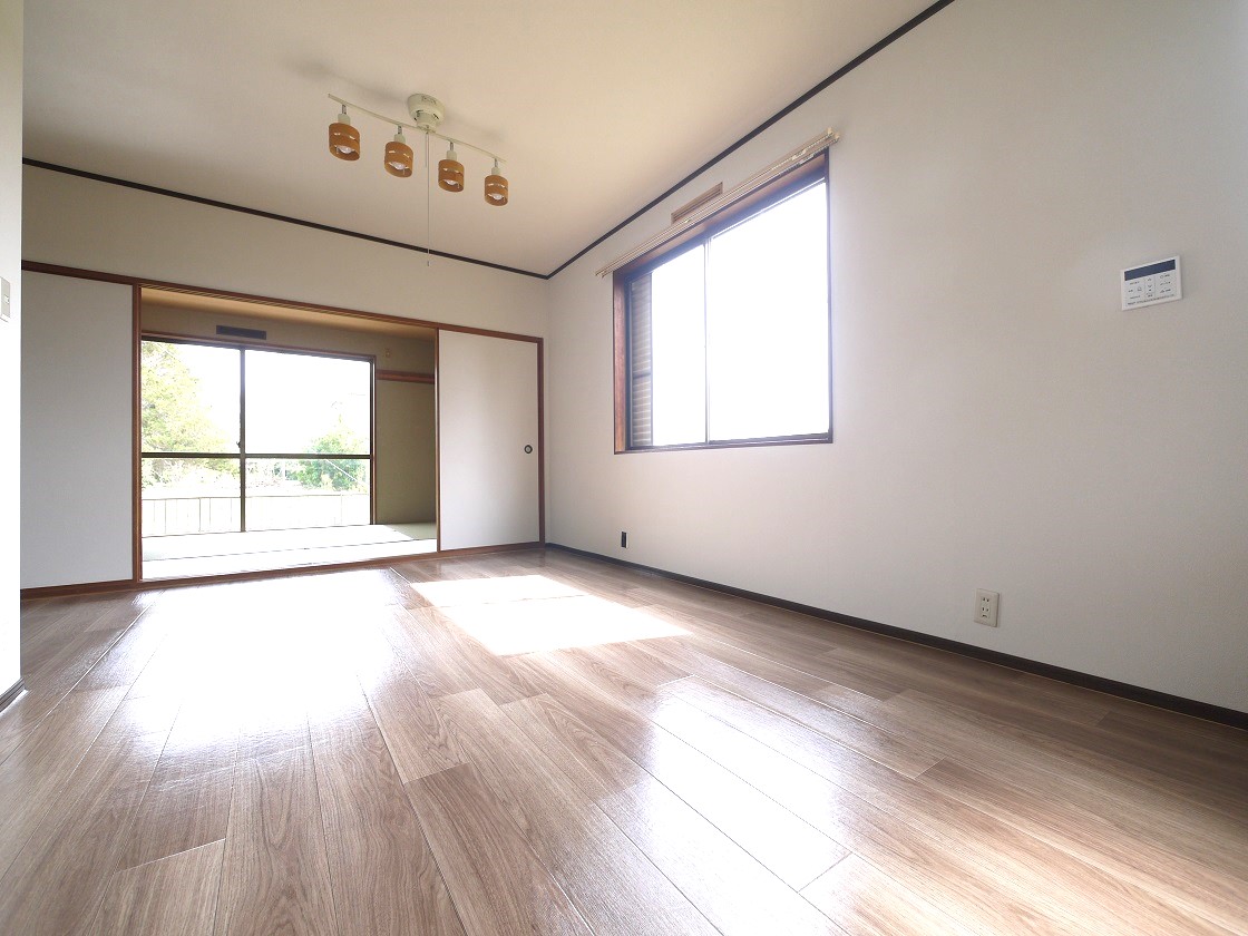 南からの陽光で、リビングが陽だまりの暖かさ、さらに爽やかな風も満喫