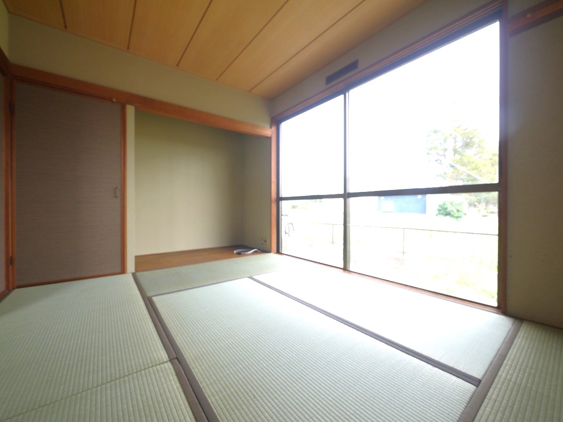 床の間付きの情緒漂う和室6帖です