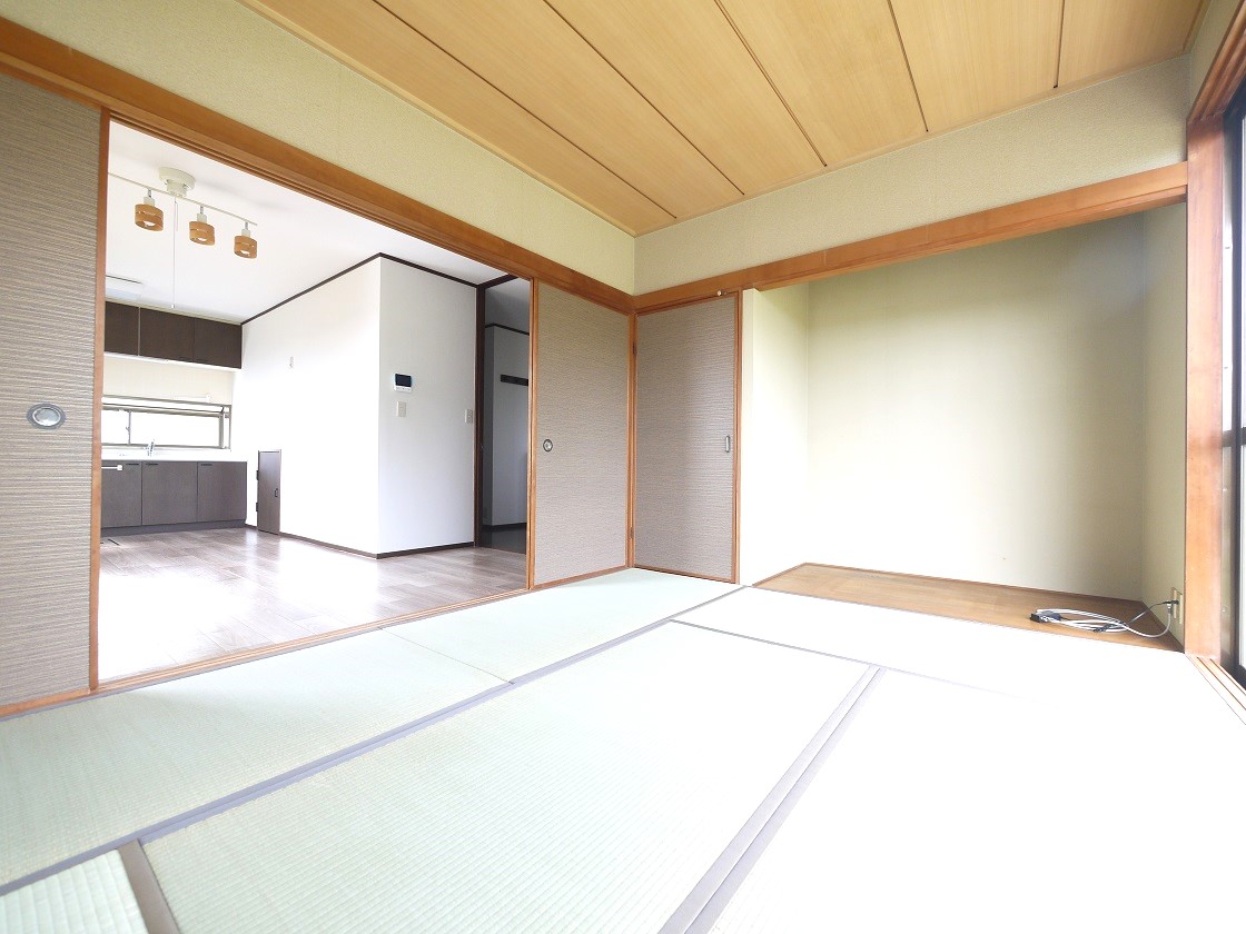2WAYに使える6帖の和室。ふすまを開ければリビングと一体に。閉じれば独立した和室に。お客様の宿泊にも対応できる頼もしい空間です。