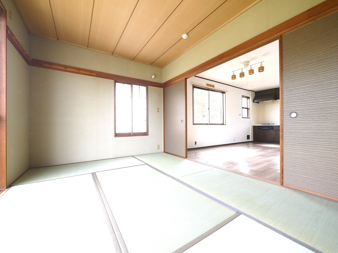 隣り合う6帖の和室を開放すれば、ひときわ広々とした空間になるリビングダイニング。