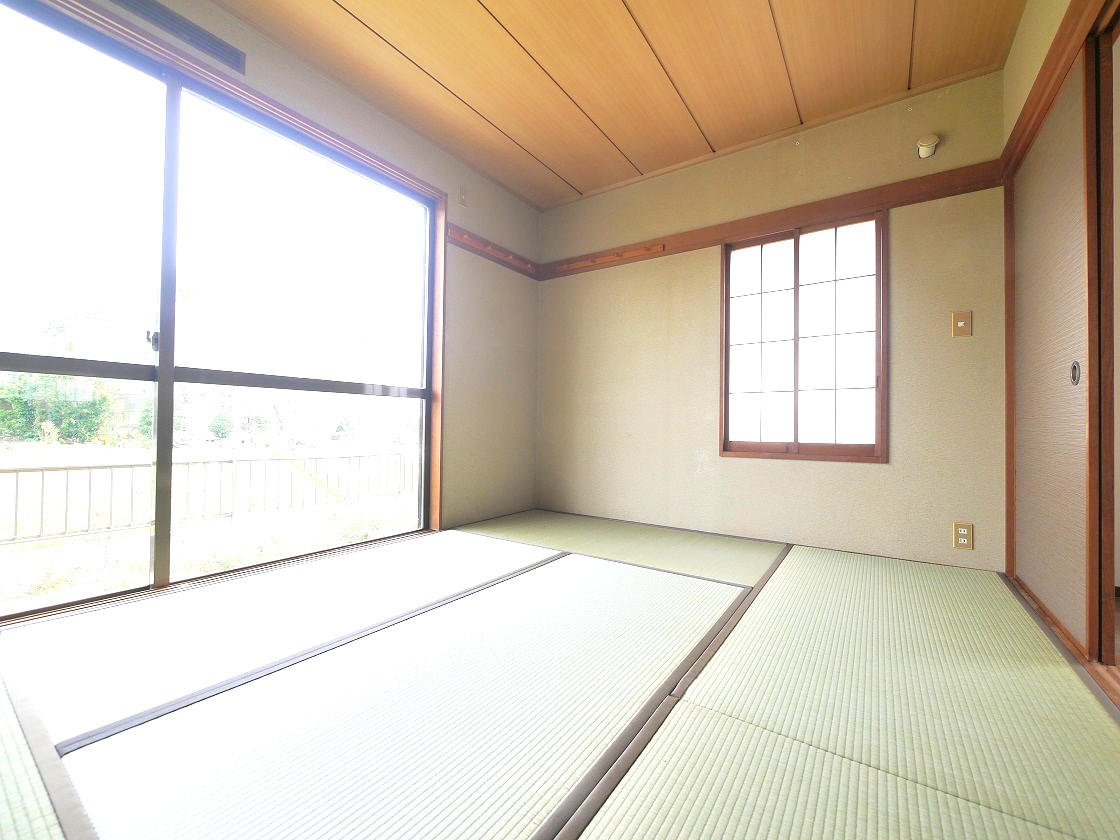採光の良い6帖の和室はのんびりと寛げる空間