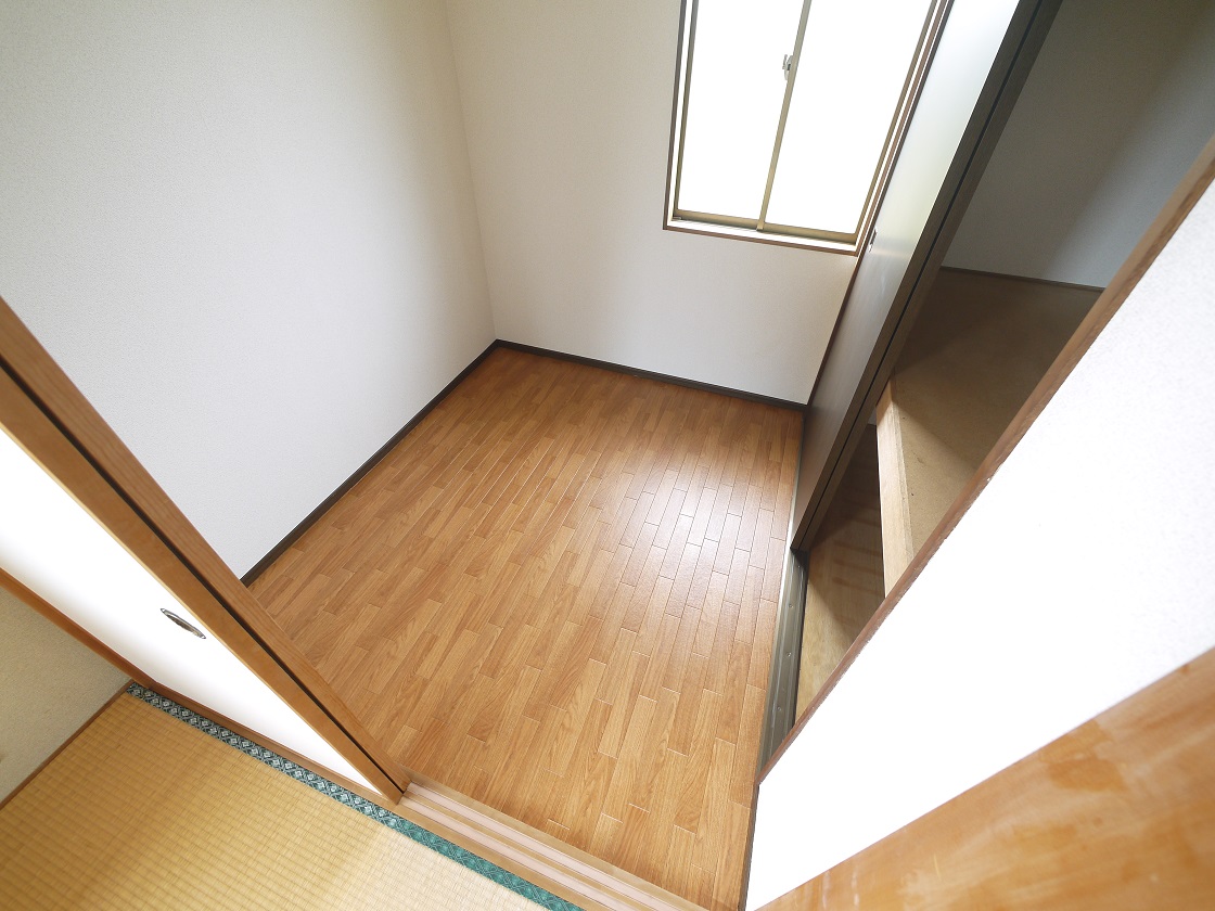 収納力豊富な納戸を設置 洋服や小物類など、目的に応じてすっきり美しい収納を実現します