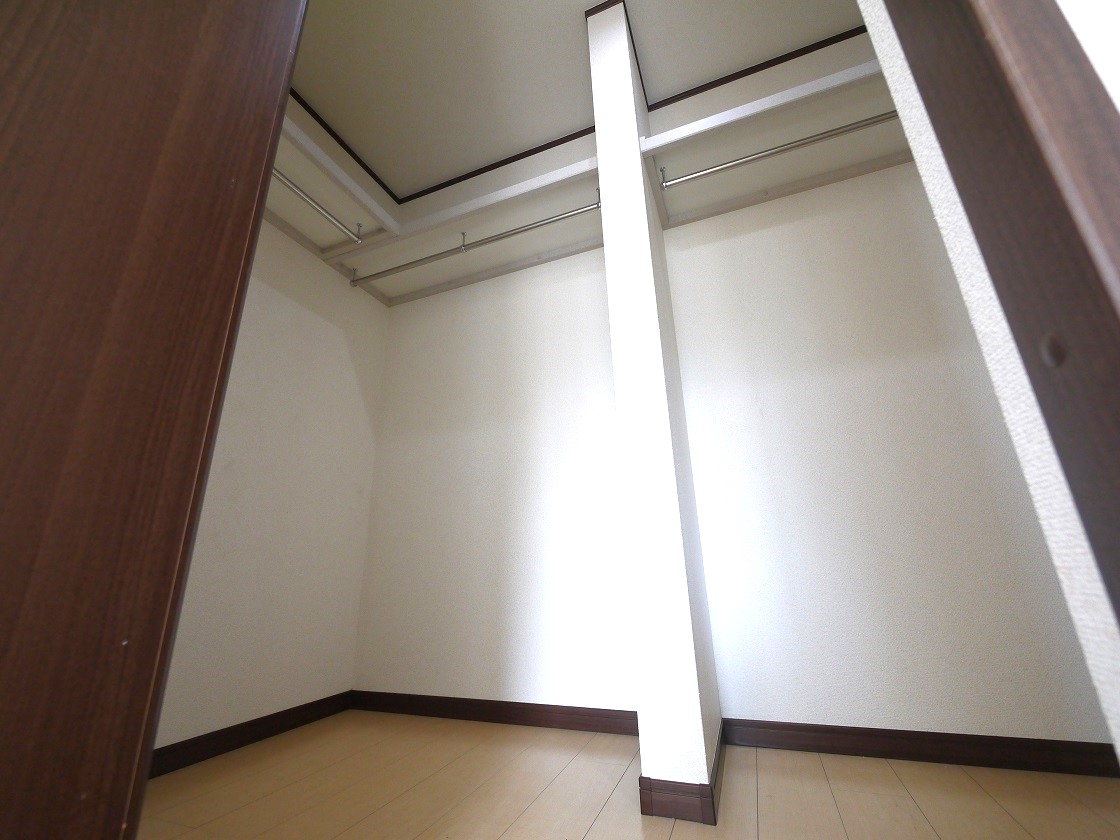 寝室には収納力豊富なウォークインクローゼットを設置 洋服や小物類など、目的に応じてすっきり美しい収納を実現します