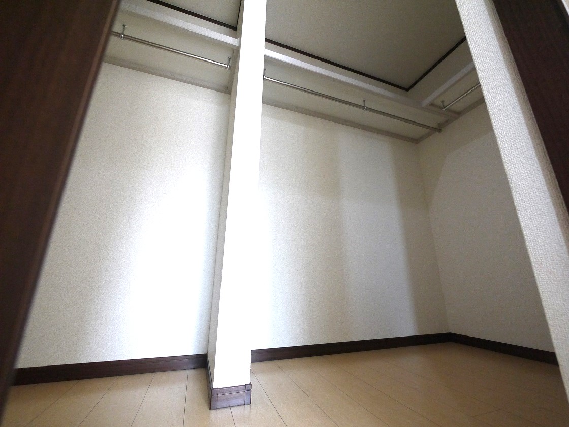 広々したウィークインクローゼットは日常のものから趣味の道具まで様々なものを収納してくれます。