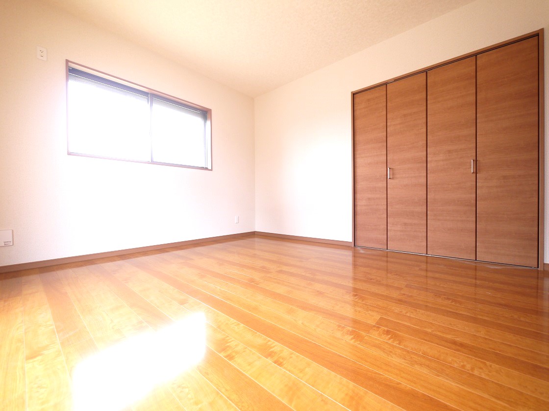寛ぎの時間を紡ぎだす8帖の主寝室。大型ベッドを置いても余裕があります