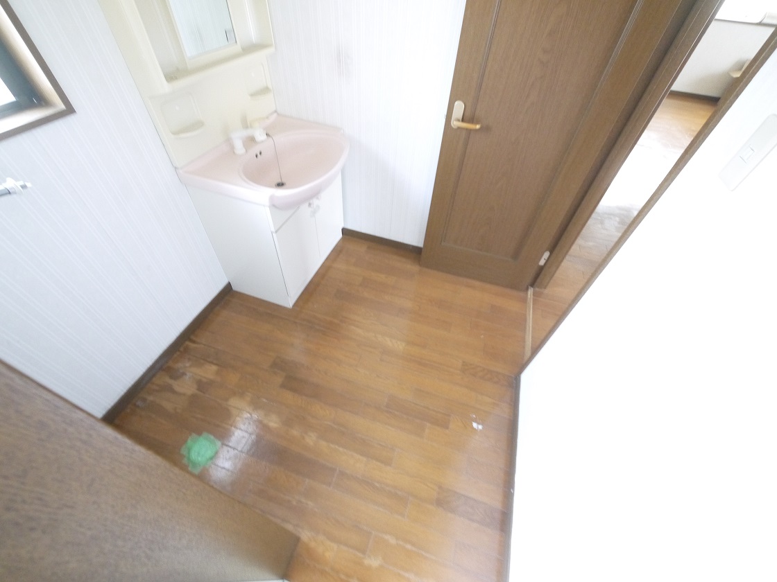 ご家族揃って身支度可能なゆとりの洗面室です
