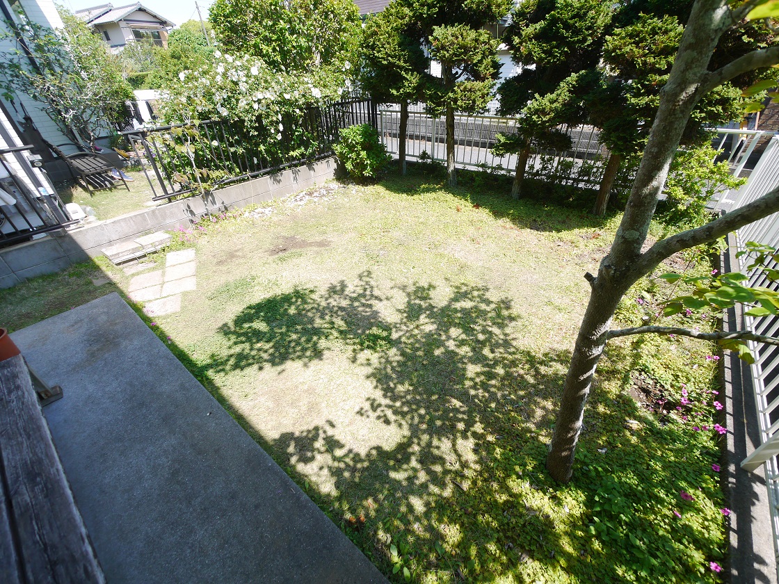 ゆとりの敷地で休日にはガーデニングやバーベキューも楽しめます