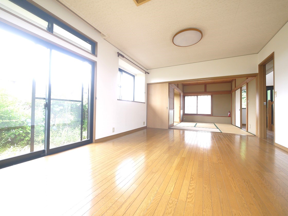 隣り合う和室を開放すれば、ひときわ広々とした空間になるリビングダイニング。
