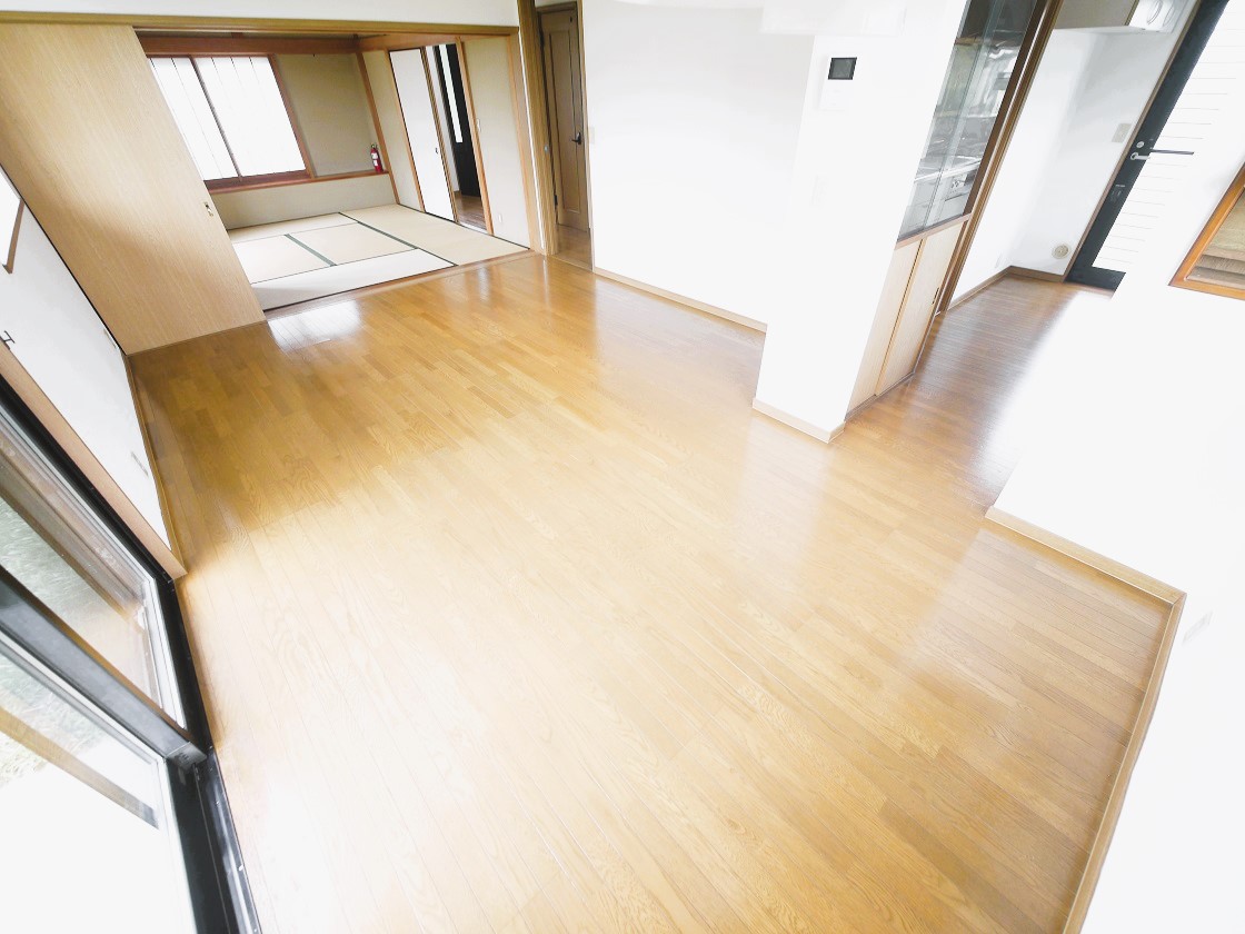明るい陽差しが降り注ぐリビング ゆとりあふれる室内空間が心地よい暮らしを実現