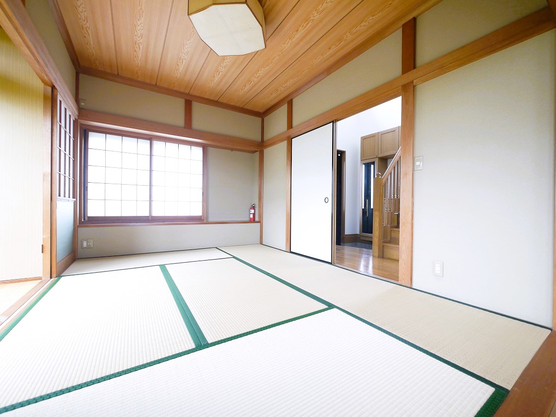 採光の良い6帖の和室はのんびりと寛げる空間です