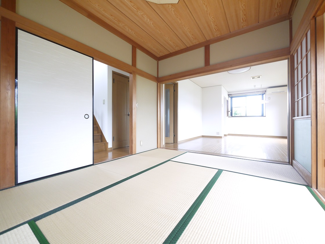 2WAYに使える6帖の和室。ふすまを開ければリビングと一体に。閉じれば独立した和室に。お客様の宿泊にも対応できる頼もしい空間です。