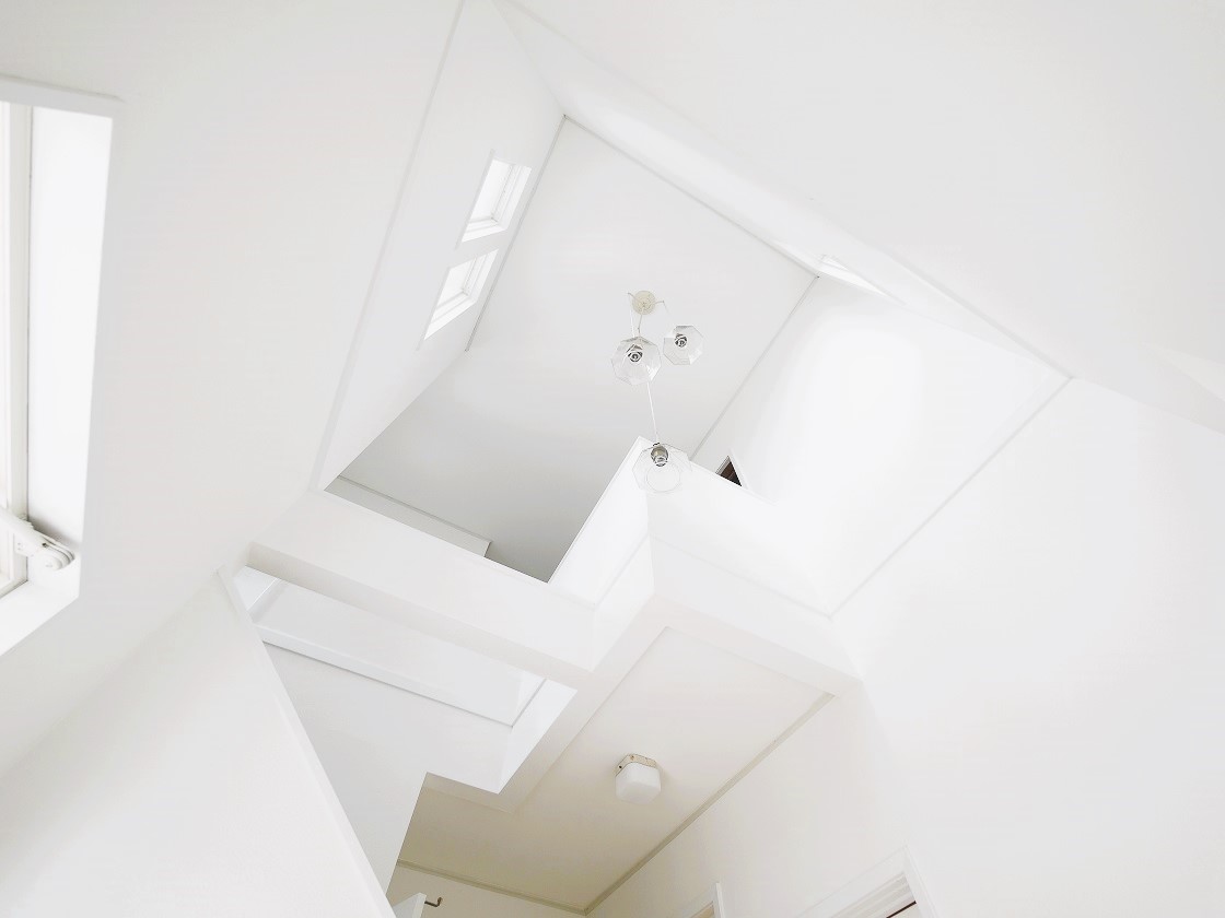 訪れる人に住空間の大きさを印象付ける、玄関の大きな吹抜けです