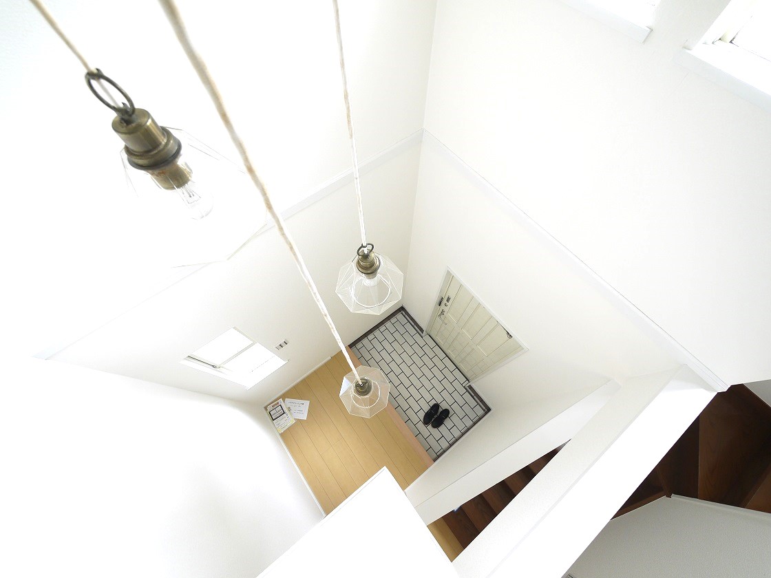 吹抜けのある玄関はゆとりある空間で明るい陽射しが差込みます
