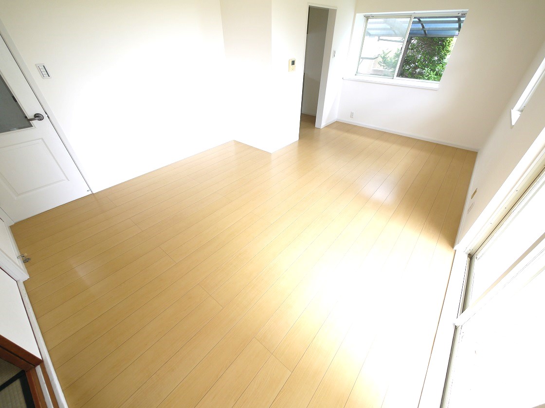 明るい陽差しが降り注ぐリビング ゆとりあふれる室内空間が心地よい暮らしを実現