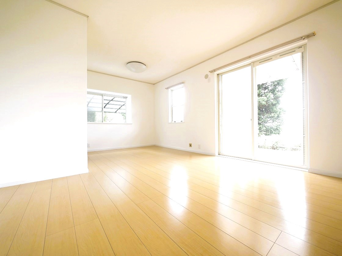 南からの陽光で、リビングが陽だまりの暖かさ、さらに爽やかな風も満喫