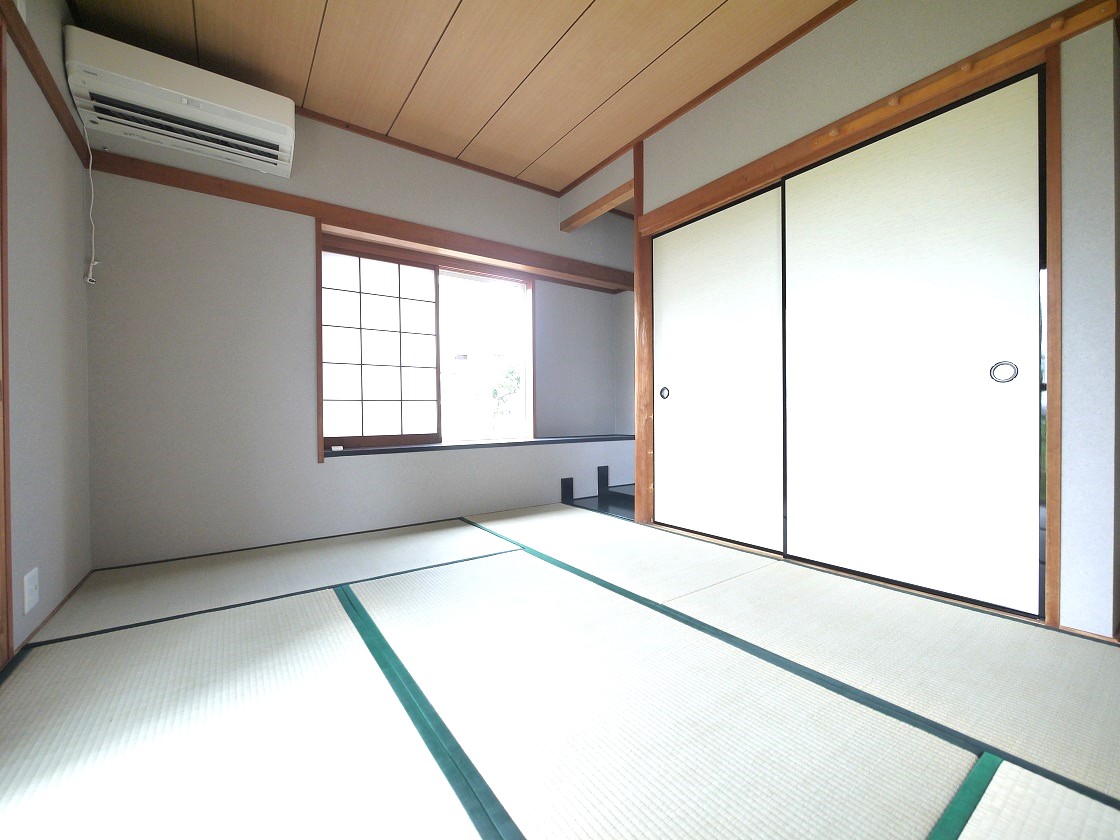 採光の良い6帖の和室はのんびりと寛げる空間です