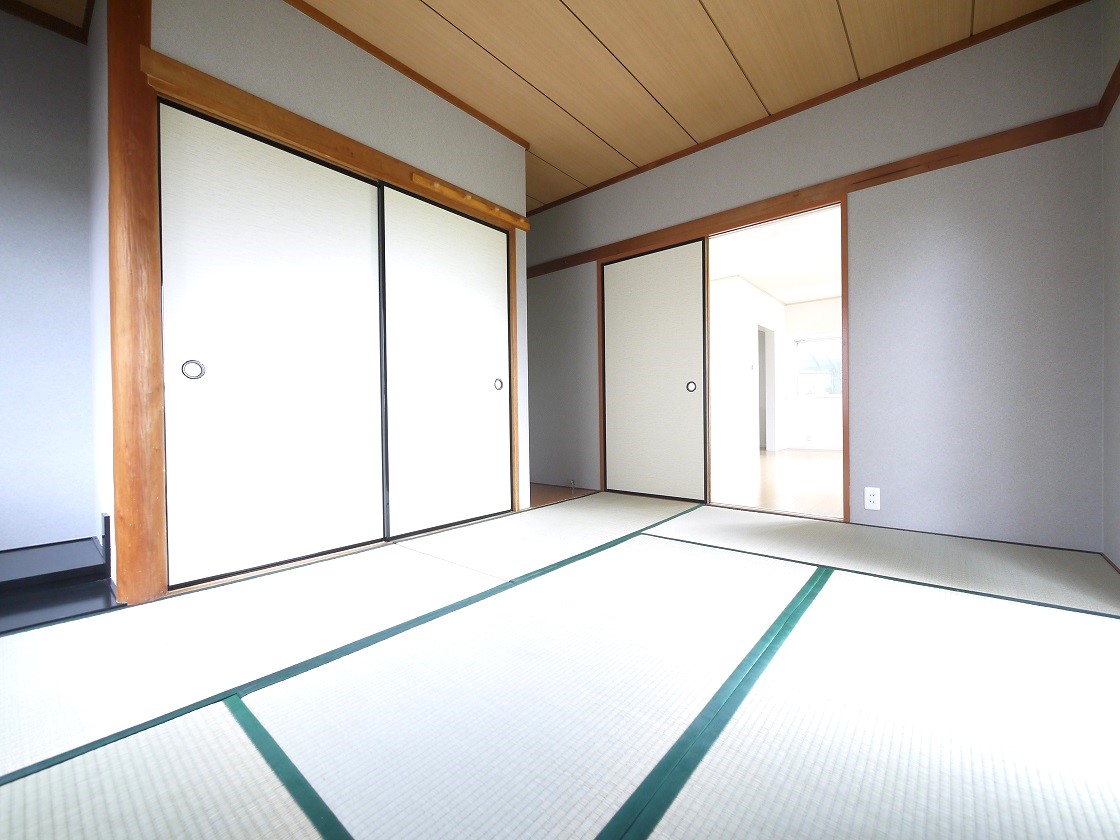 2WAYに使える6帖の和室。ふすまを開ければリビングと一体に。閉じれば独立した和室に。お客様の宿泊にも対応できる頼もしい空間です。