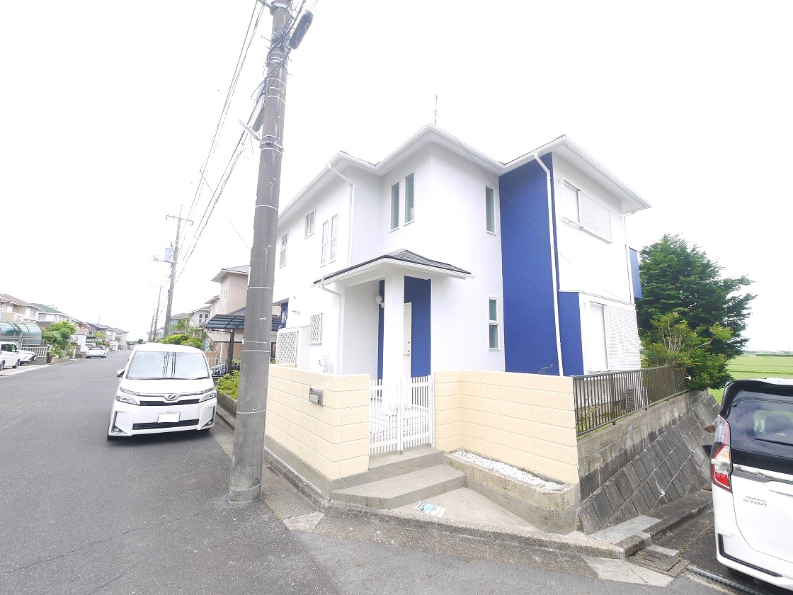 おだやかな日差しのもと豊かなひと時を家族と共に暮らす家