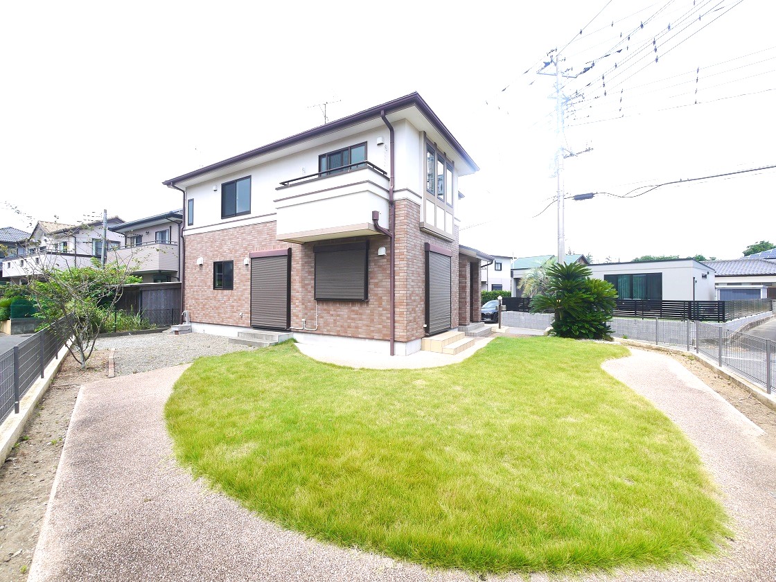 開放感と採光、シンプルでいながら上質な空間を創出する住まい