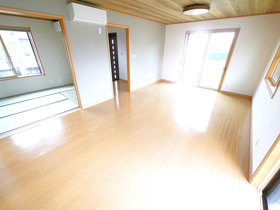隣り合う和室を開放すれば、ひときわ広々とした空間になるリビングダイニング。