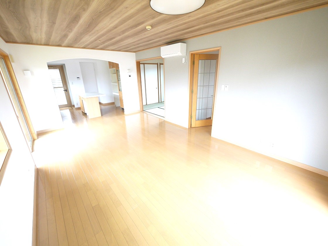 明るい陽差しが降り注ぐリビング ゆとりあふれる室内空間が心地よい暮らしを実現