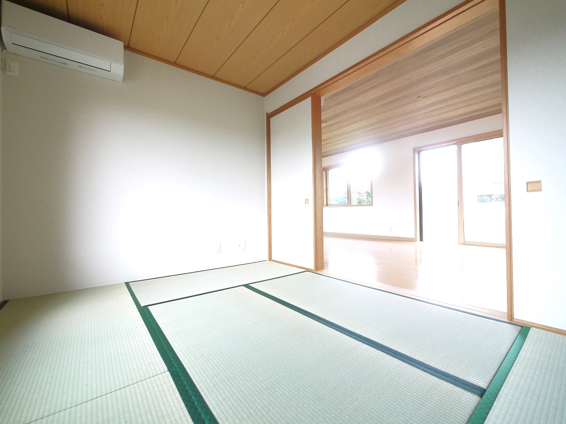 2WAYに使える6帖の和室。ふすまを開ければリビングと一体に。閉じれば独立した和室に。お客様の宿泊にも対応できる頼もしい空間です。