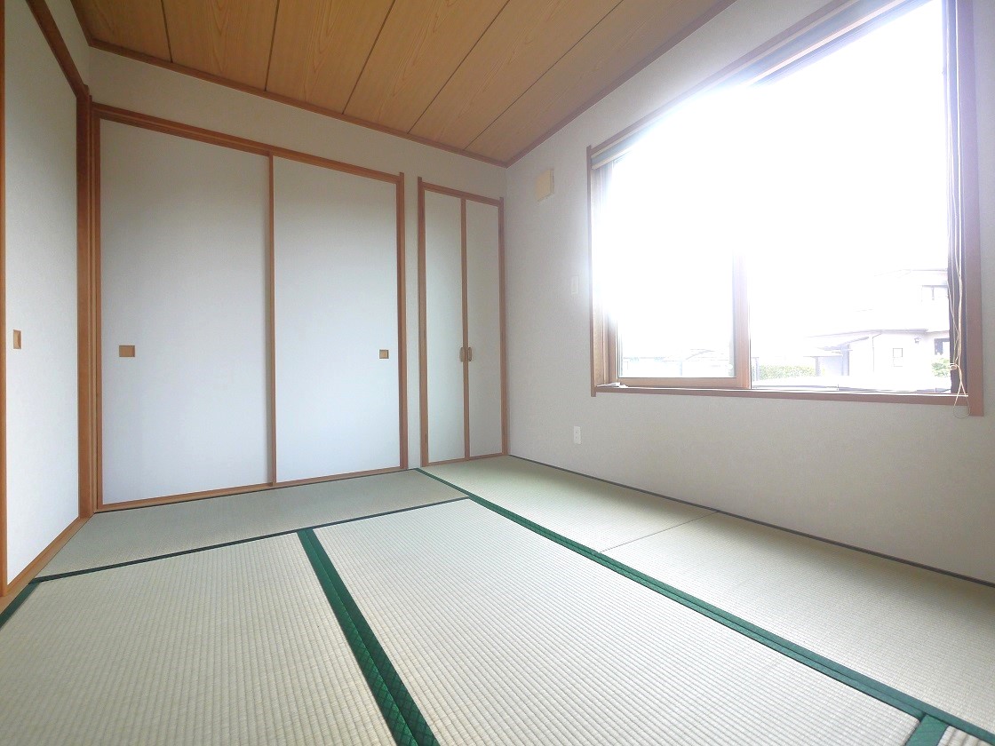 リビング隣の6帖の和室は、趣ある安らぎ空間。来訪時や家事スペースとしても重宝します