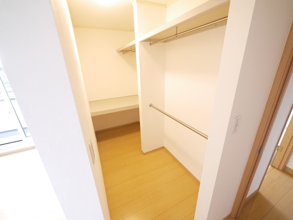 寝室には収納力豊富なウォークインクローゼットを設置 洋服や小物類など、目的に応じてすっきり美しい収納を実現します