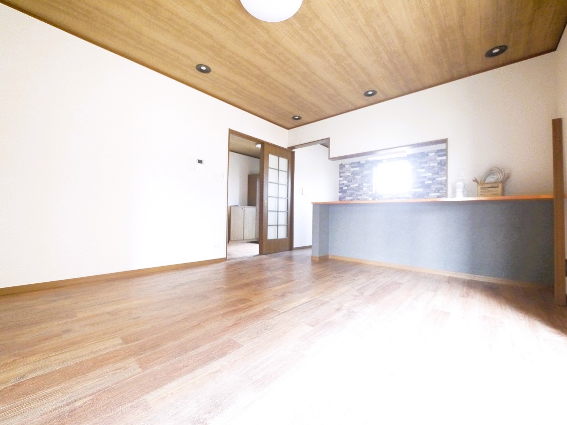 明るい陽差しが降り注ぐリビング ゆとりあふれる室内空間が心地よい暮らしを実現