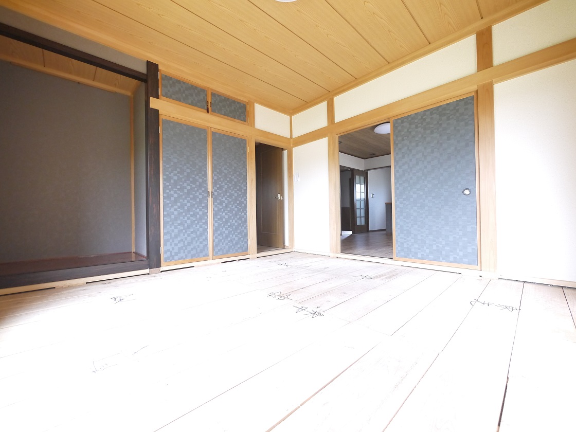 2WAYに使える8帖の和室。ふすまを開ければリビングと一体に。閉じれば独立した和室に。お客様の宿泊にも対応できる頼もしい空間です。