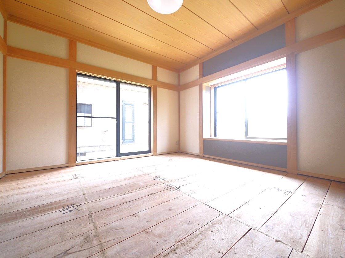 採光の良い8帖の和室はのんびりと寛げる空間