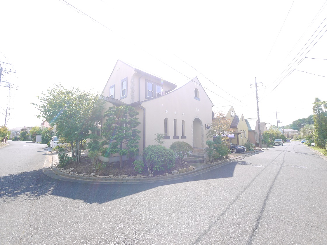 おだやかな日差しのもと豊かなひと時を家族と共に暮らす家