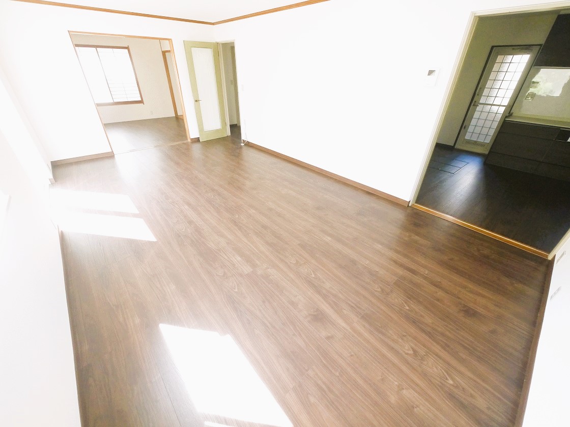 明るい陽差しが降り注ぐリビング ゆとりあふれる室内空間が心地よい暮らしを実現