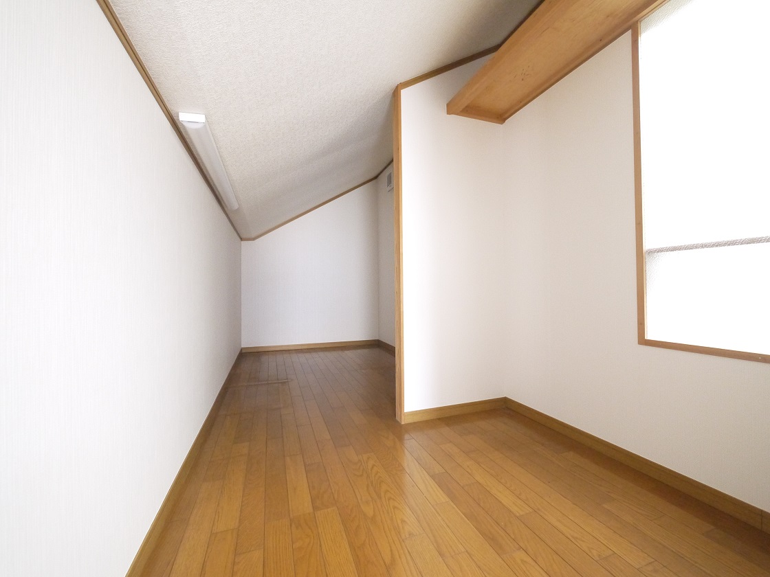 1.5坪もあるウィークインクローゼット。広々した空間は日常のものから趣味の道具まで様々なものを収納してくれます。