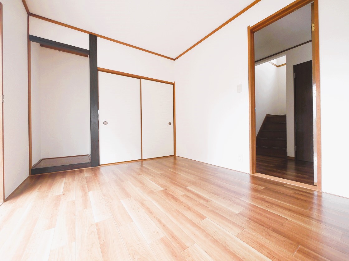採光の良い6帖の洋室はのんびりと寛げる空間です